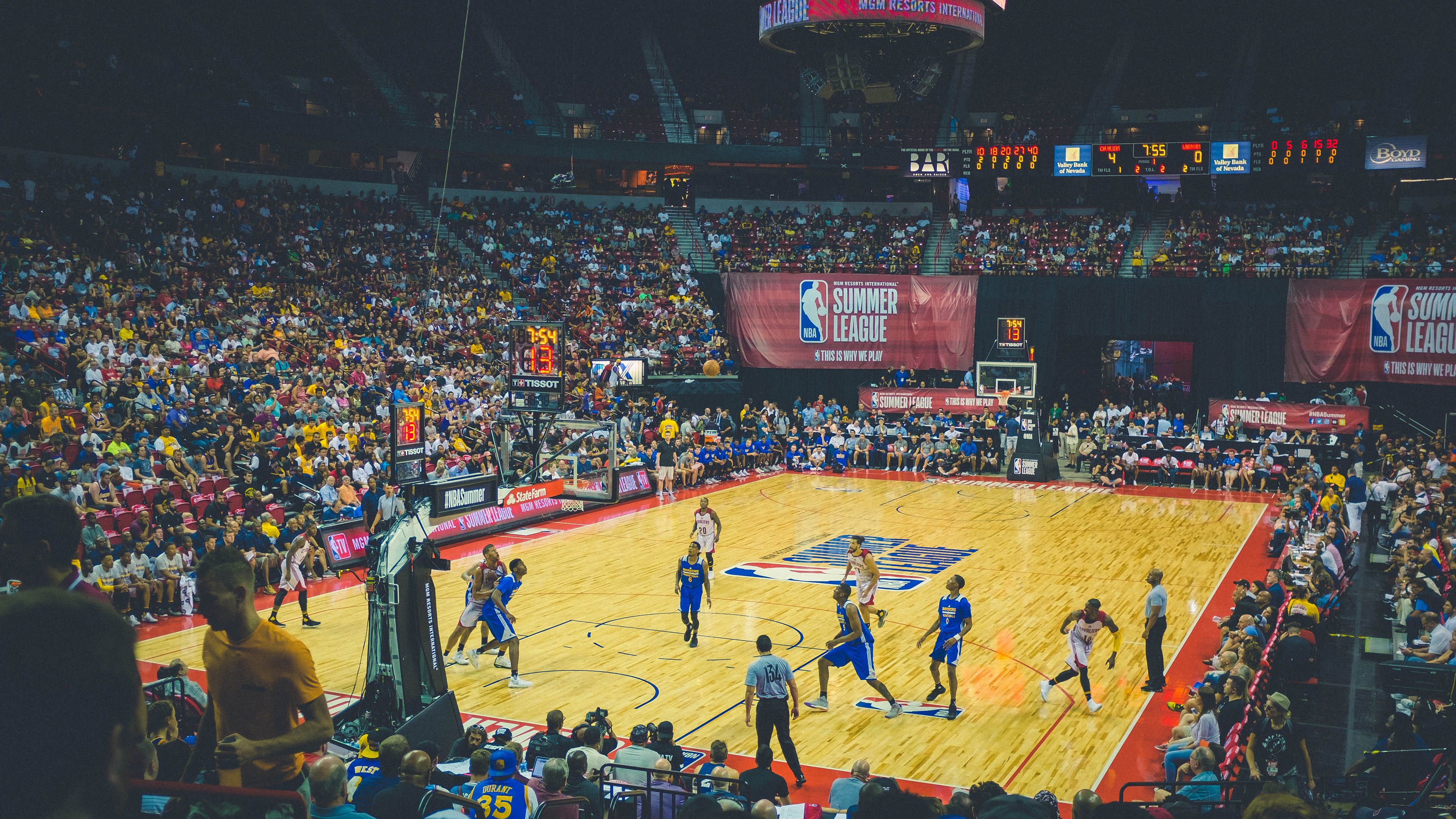 冠军球队战术演练公开课吸引教练界学习与交流，冠军杯赛战术制定